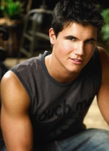 Robbie Amell D.R