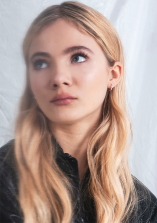 Freya Allan D.R